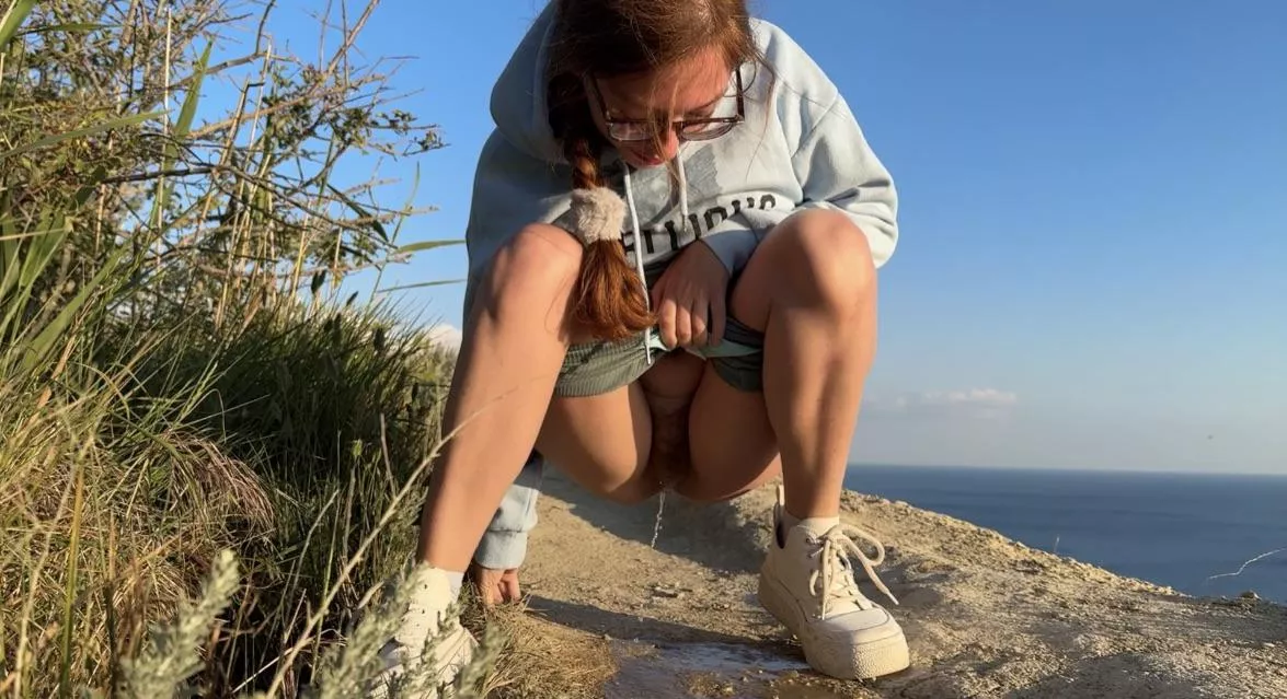 I always have to pee like this when hiking, are you with me? 