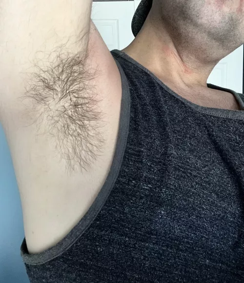 Sweaty summertime pits in full effect 😈