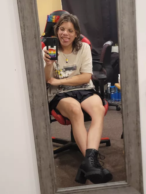 the heels make this casual outfit look so cute!