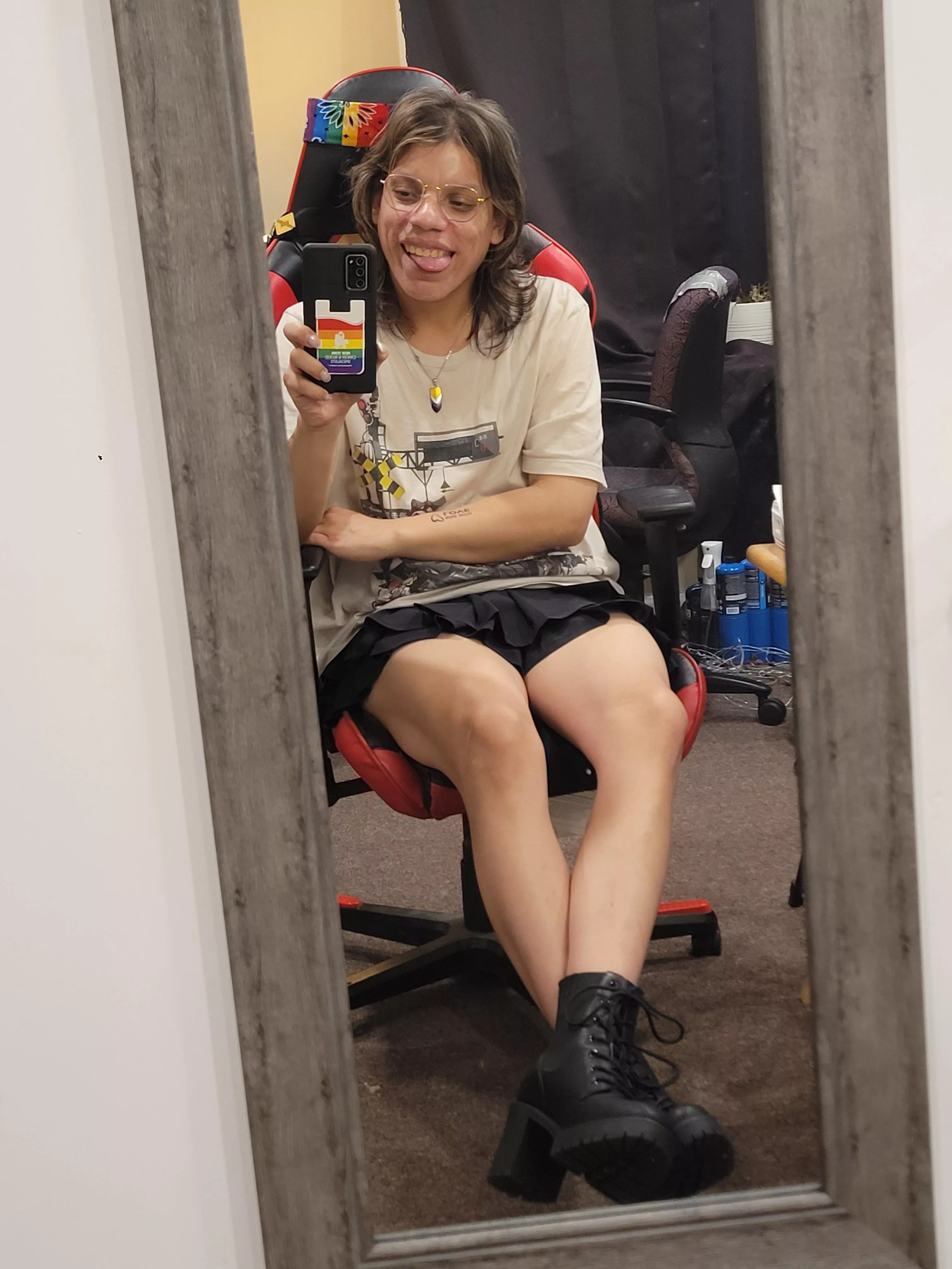 the heels make this casual outfit look so cute!