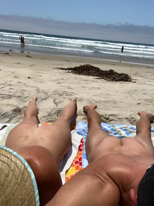The proper way to spend a beach day together!