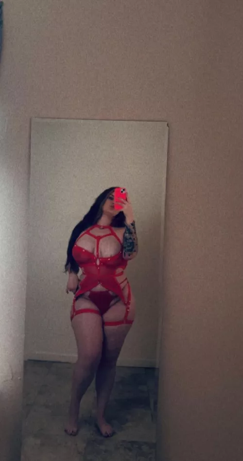 Who’s gonna let a younger girl domme them, ladies? 😈😈