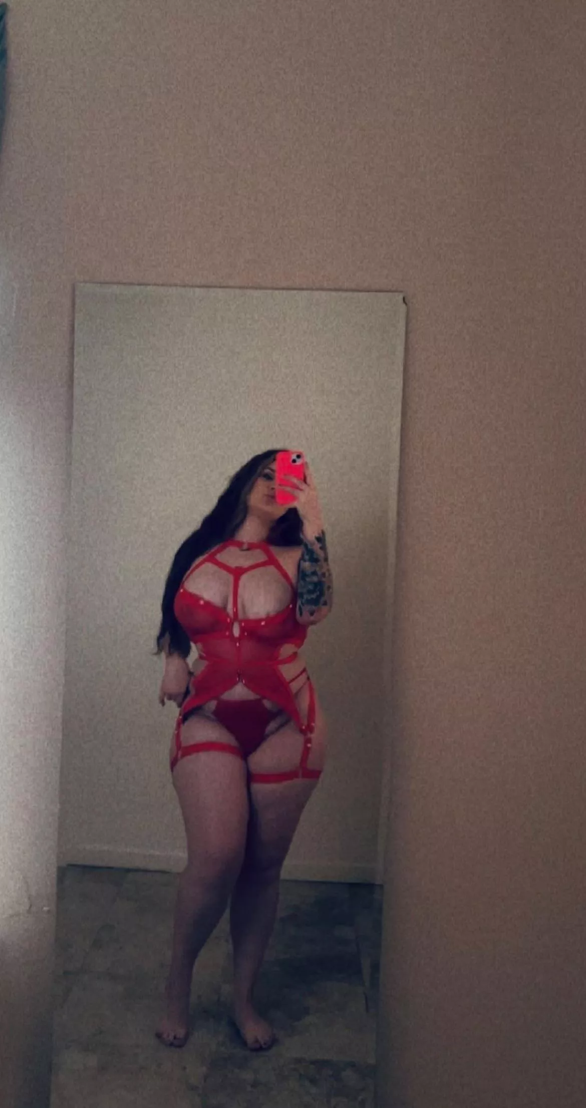 Who’s gonna let a younger girl domme them, ladies? 😈😈