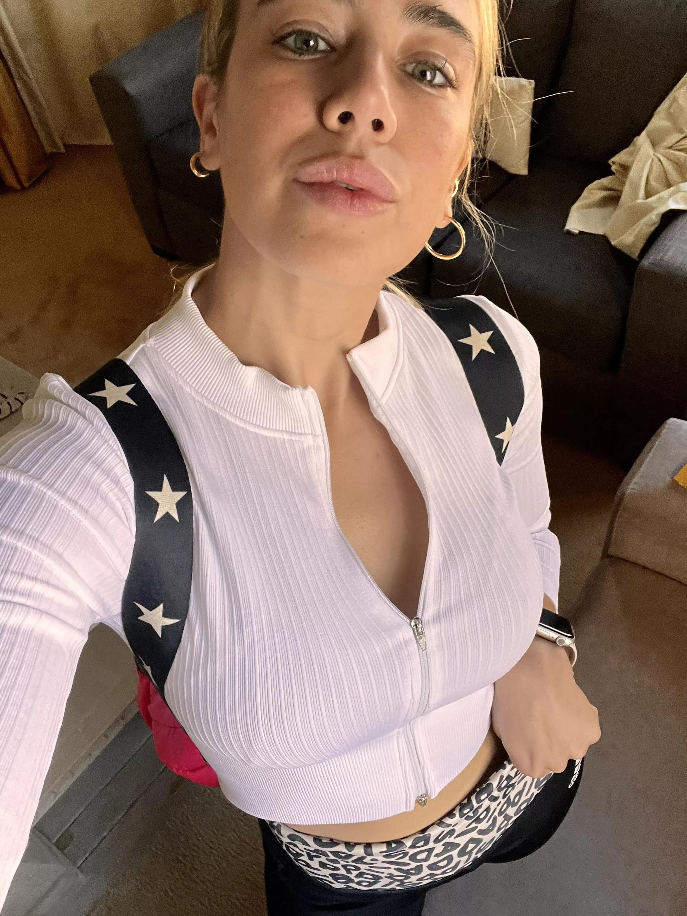 Can you unzip it for me, coach? (f)