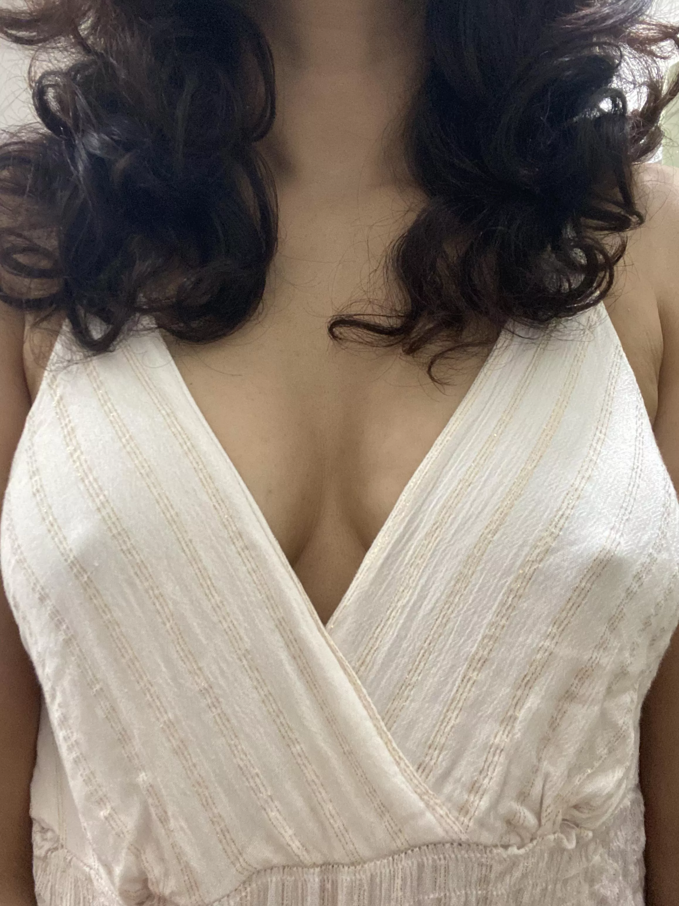 Summer dresses look best without a bra ;)