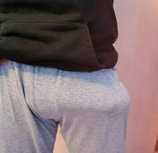 Sweatpants were only made for big cocks. Change my mindestens