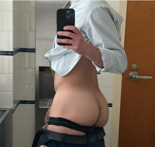 [31] Ever get distracted by your coworker?