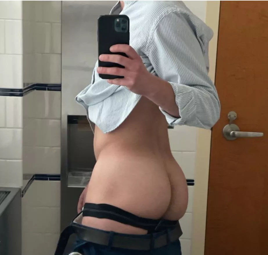 [31] Ever get distracted by your coworker?