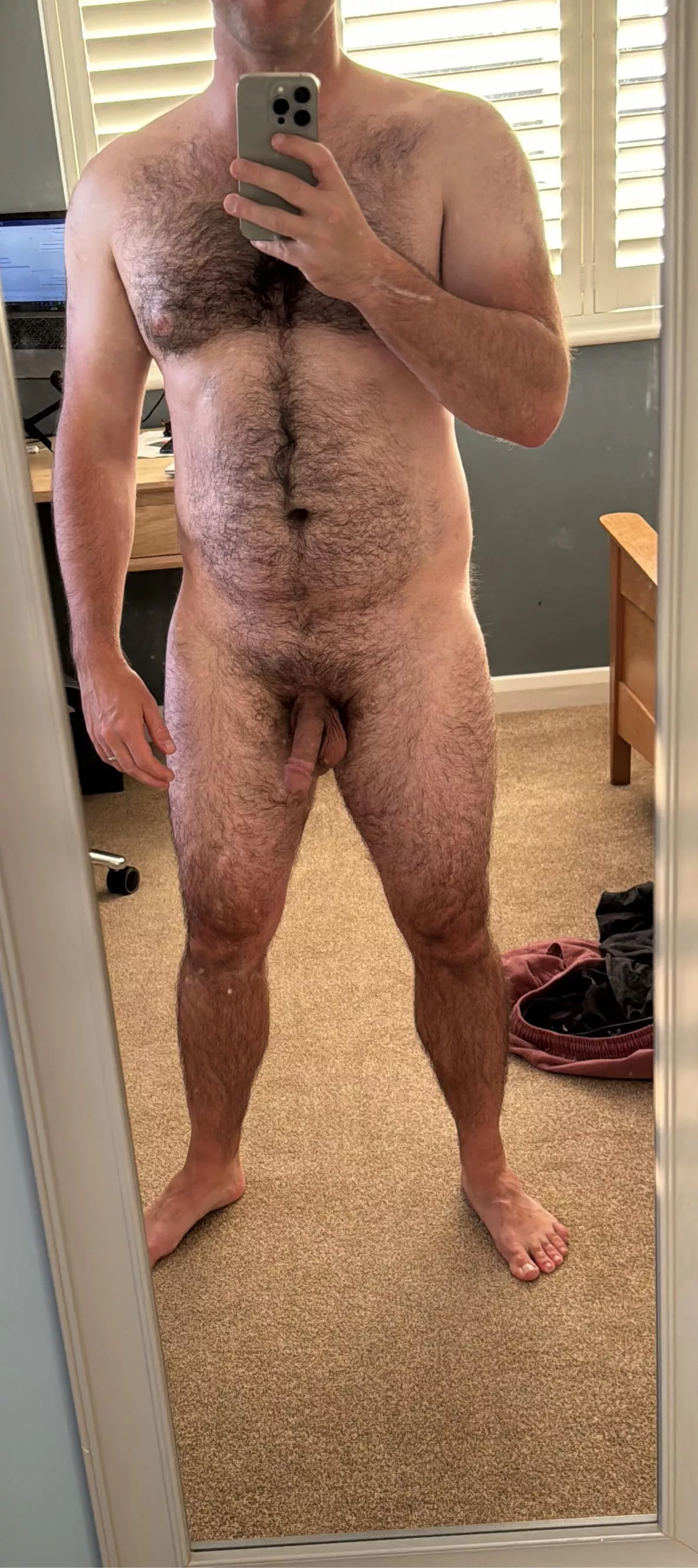 40 m U.K., looking for an f to keep me company. DMs are open.