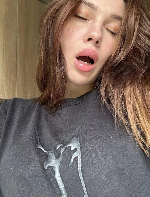 A guy from Tinder stained a fresh T-shirt right in the cafe toilet