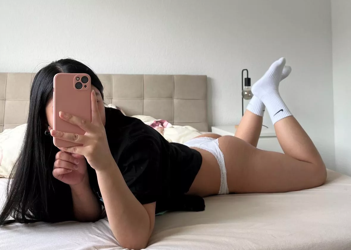 A plate serving peach’s cake 🍑 