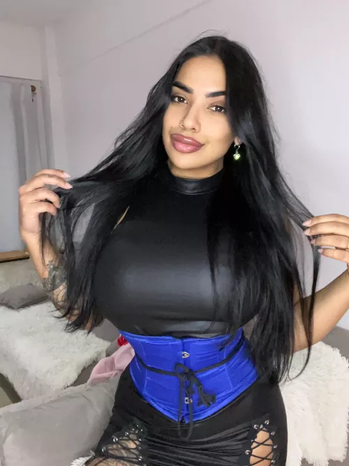 Am I pretty enough for you to give me a chance? 😍