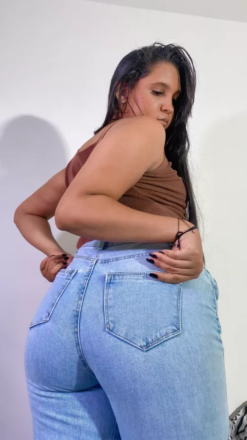 Do you like rigid or elastic jeans?