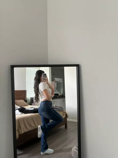 I love how this jeans fit my legs and butt well