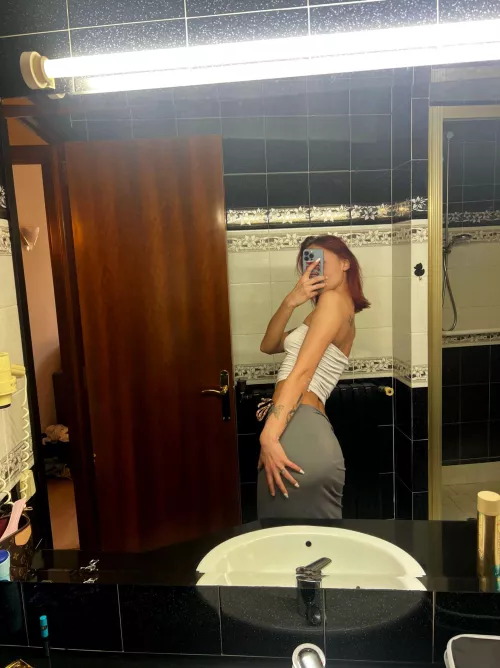 i'm the redheaded beauty waiting for you to make a move