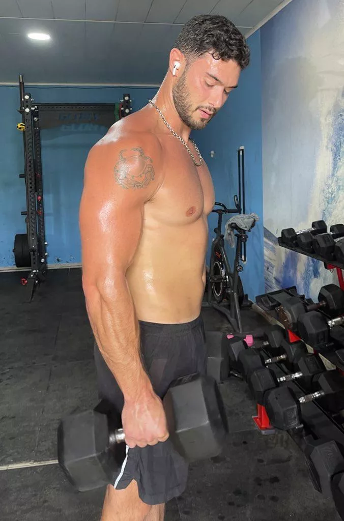 [24] Turned off the AC to let you feel better my sweaty body💦😈