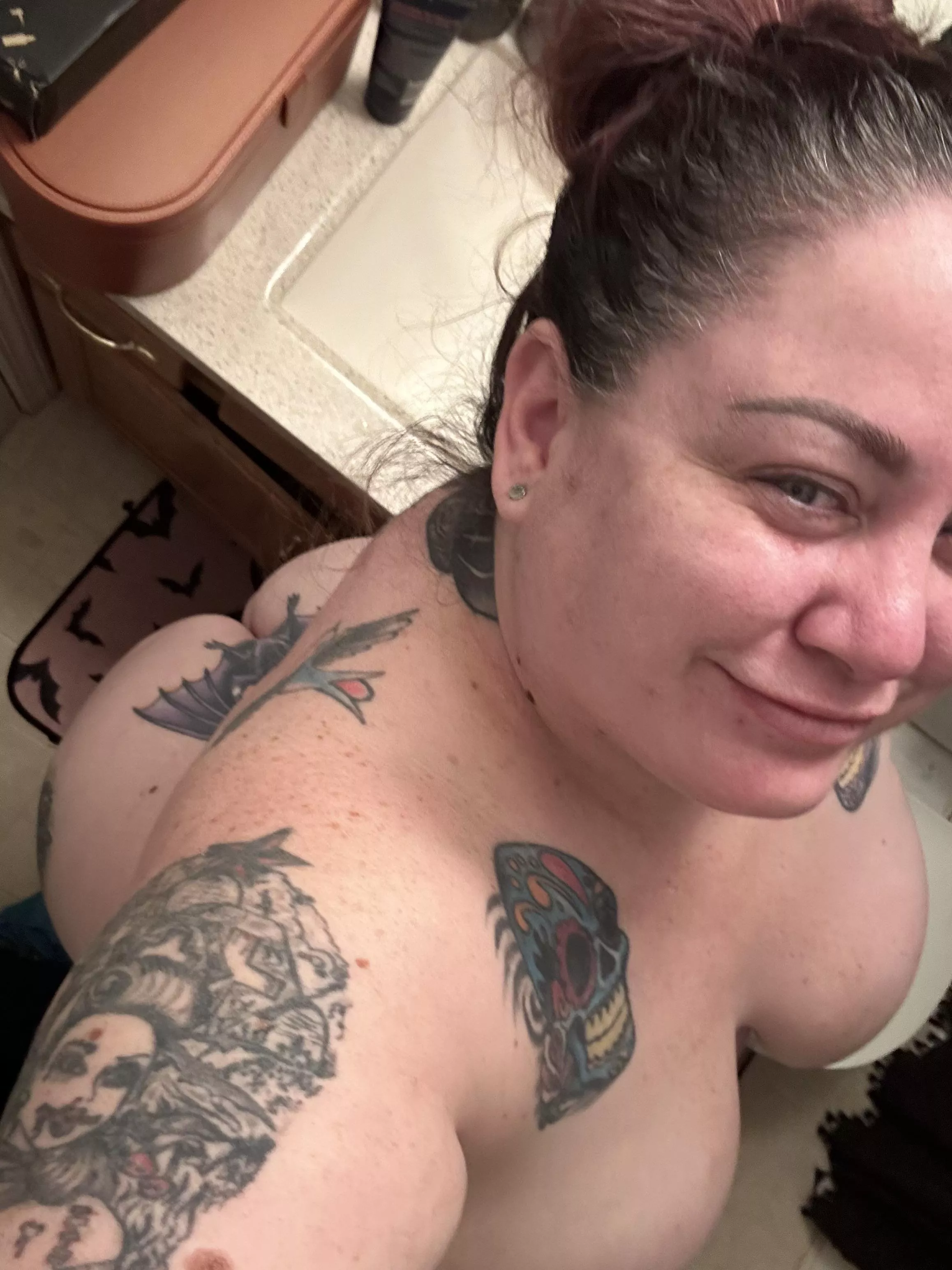 Cheeks so fat you see them from up top ;)