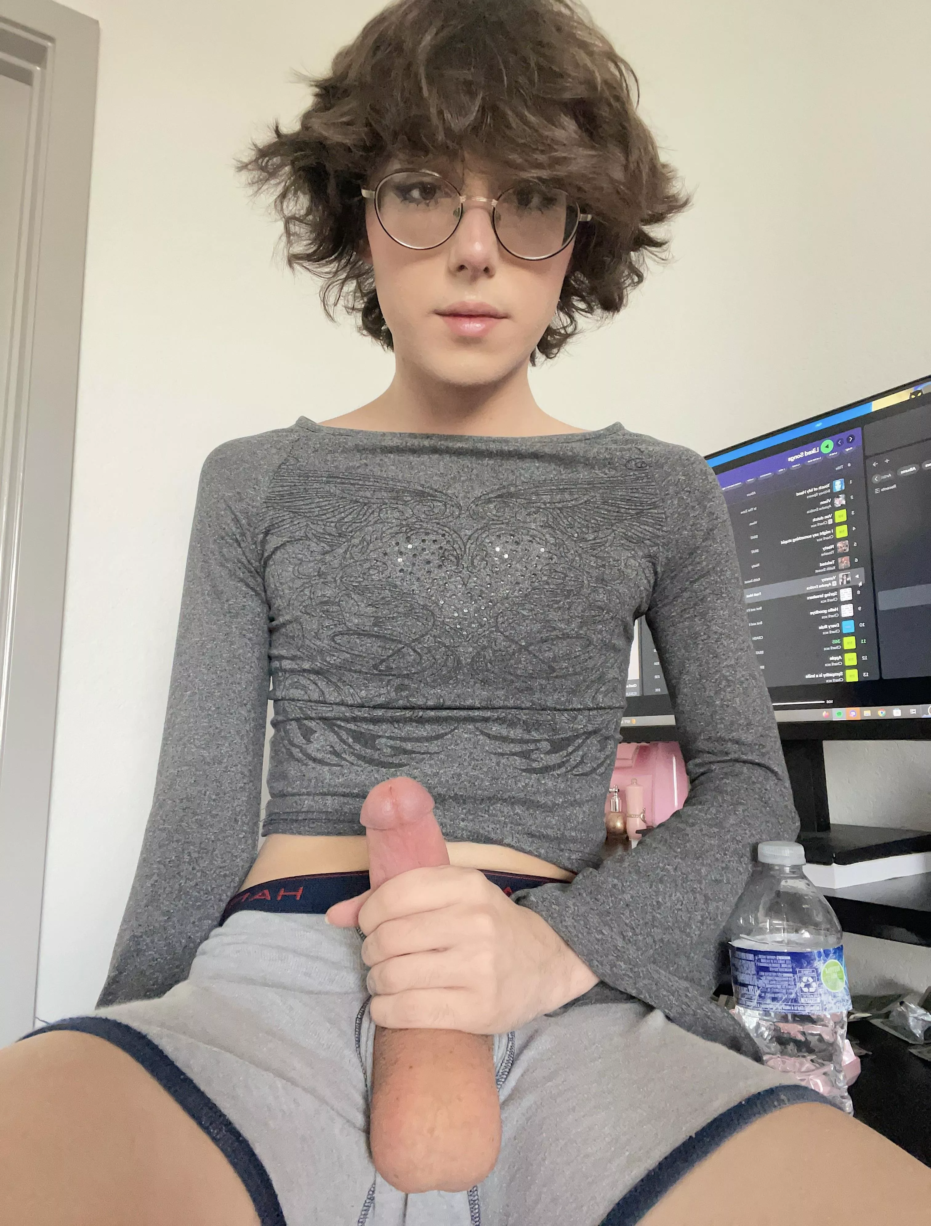 do you like when femboys get hard? 🤍☺️