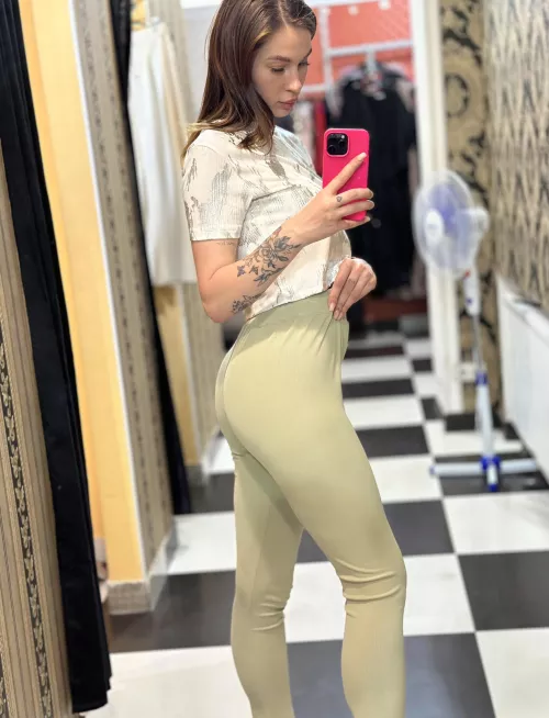 I love taking selfies in the locker room