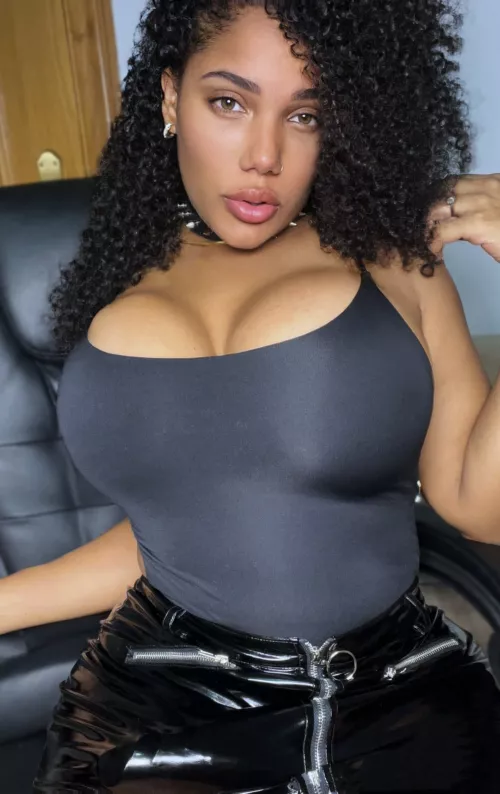 I swear I'm not hiding anything from you beneath the skirt 😏