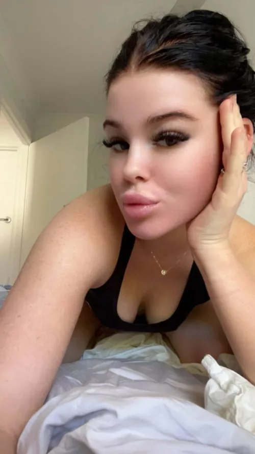 I wonder if my cleavage tease you enough to get hard