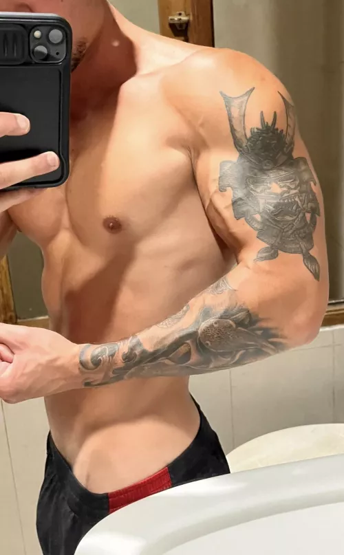 My tatted forearms are looking to curl you ASAP 😈🥰🥰