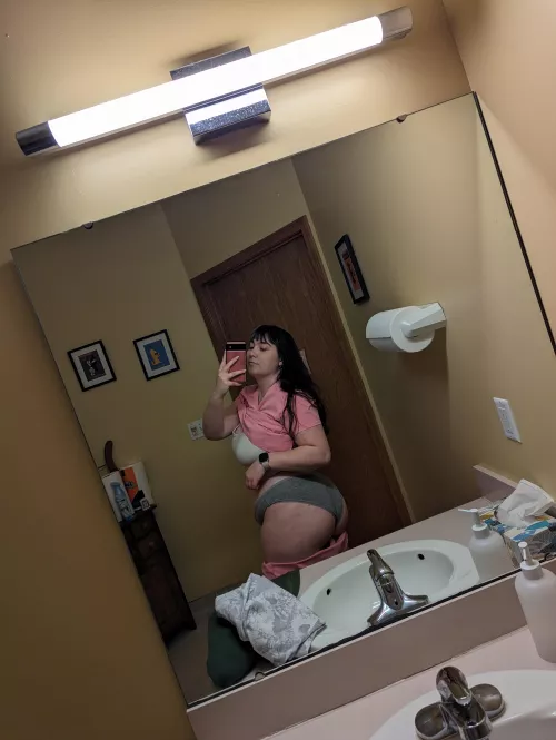 Serving ass at the vet clinic
