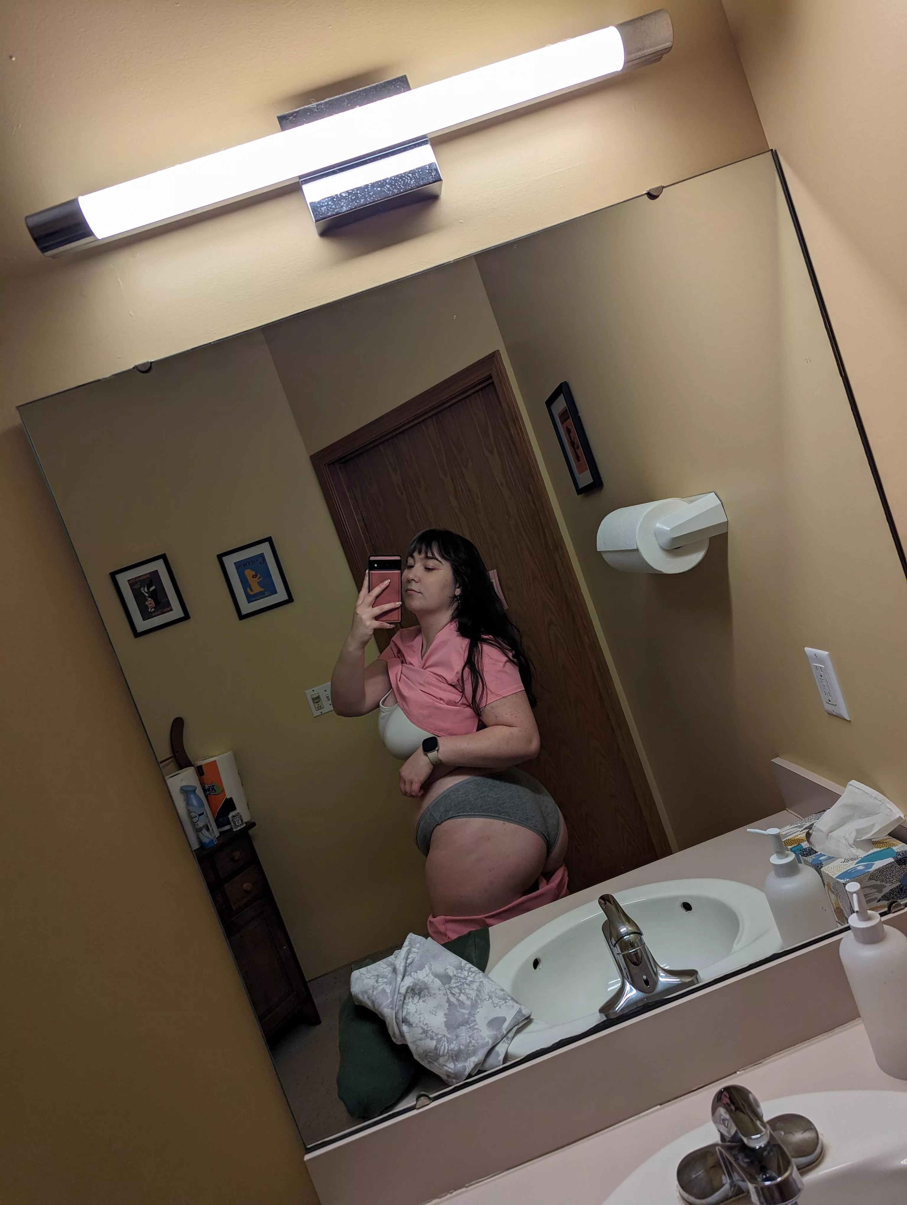 Serving ass at the vet clinic