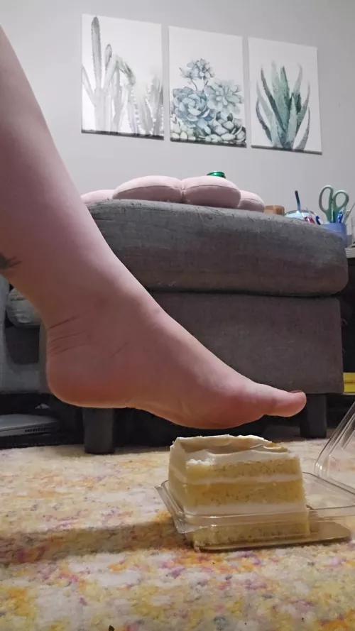 Want to see me step in it 🧁