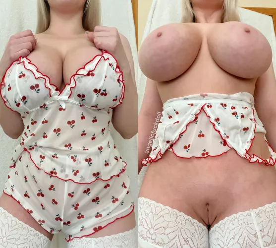 You can always see a little bit of my pink pussy even when my legs are closed 😋💕