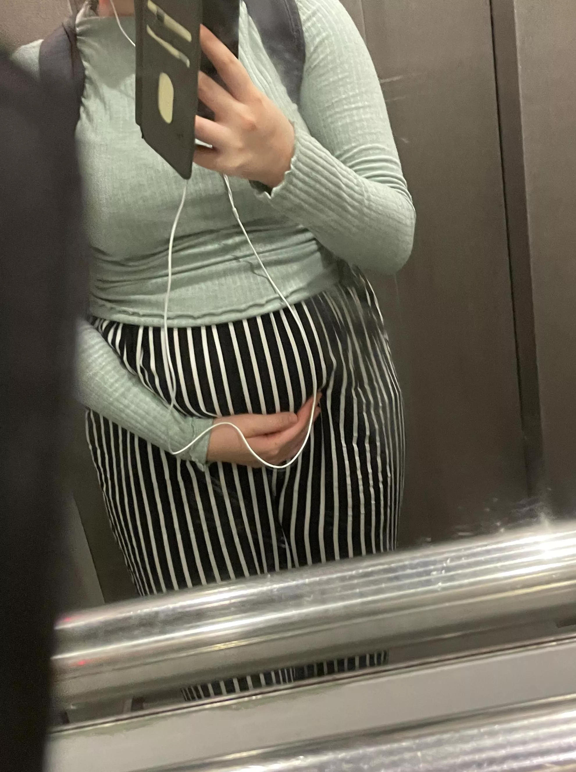 All this food is making me look pregnant 😳🐽