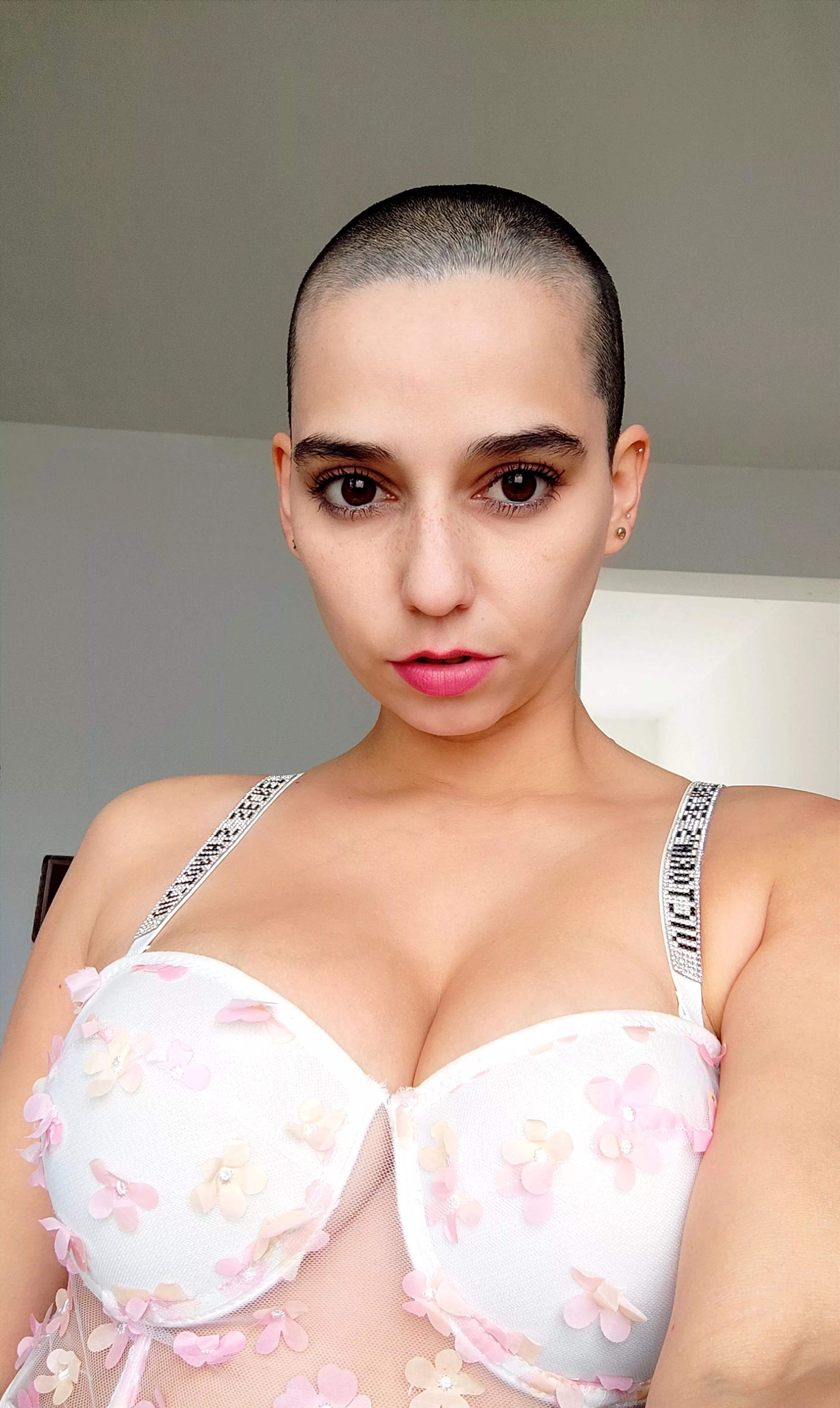 I think the color white suits me very well 