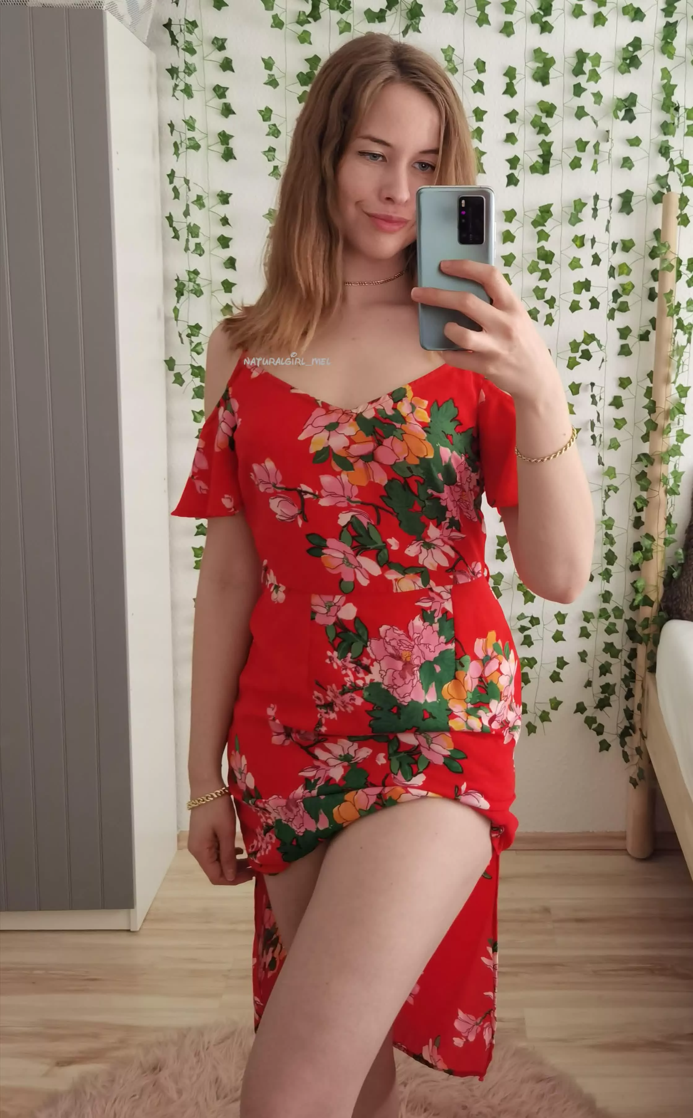 Feminine red sundress [F]