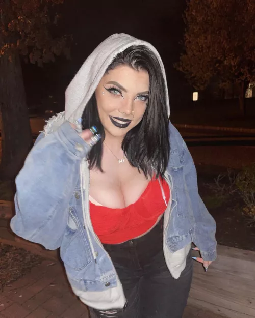 Goth vibes and killer curves—what more could you ask for? 😈