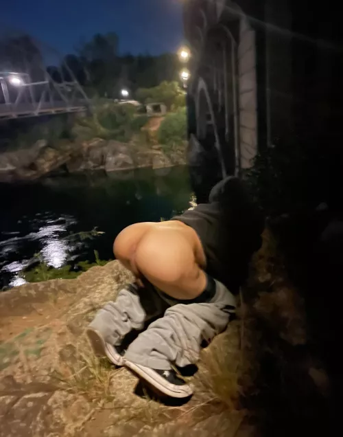 Pound my ass under the bridge 