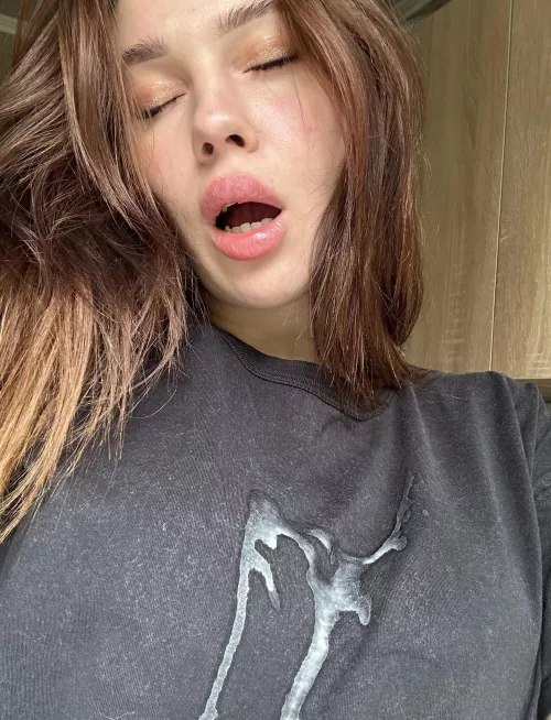 A guy from Tinder stained a fresh T-shirt right in the cafe toilet