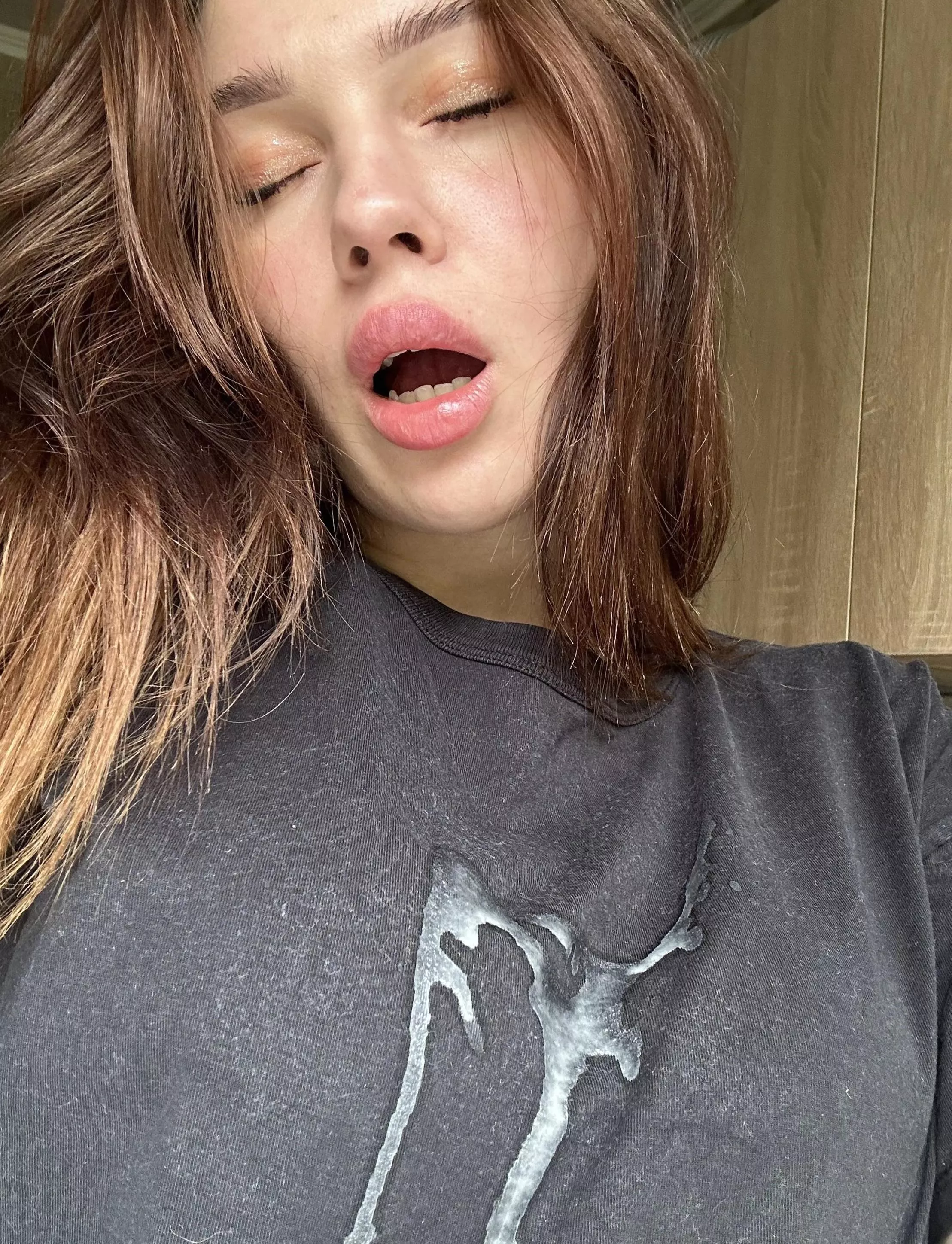 A guy from Tinder stained a fresh T-shirt right in the cafe toilet