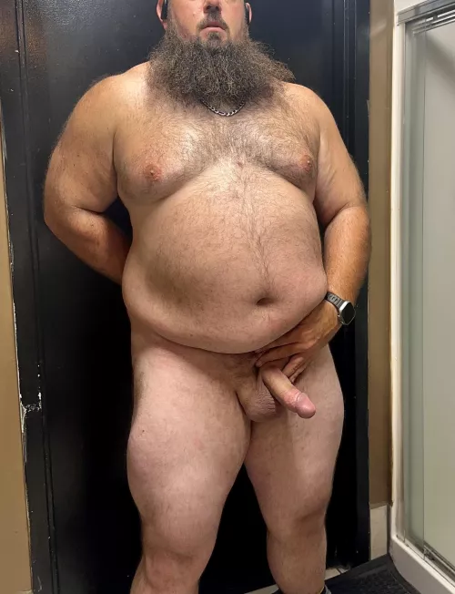 First leg day on a new program was brutal but got a killer pump out of it ✅ Just need some help with cardio and this large problem 😈