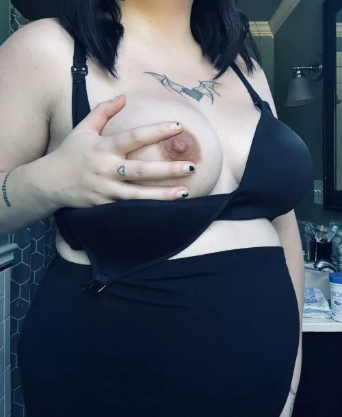 Got a new nursing bra . Do you like it ?🖤