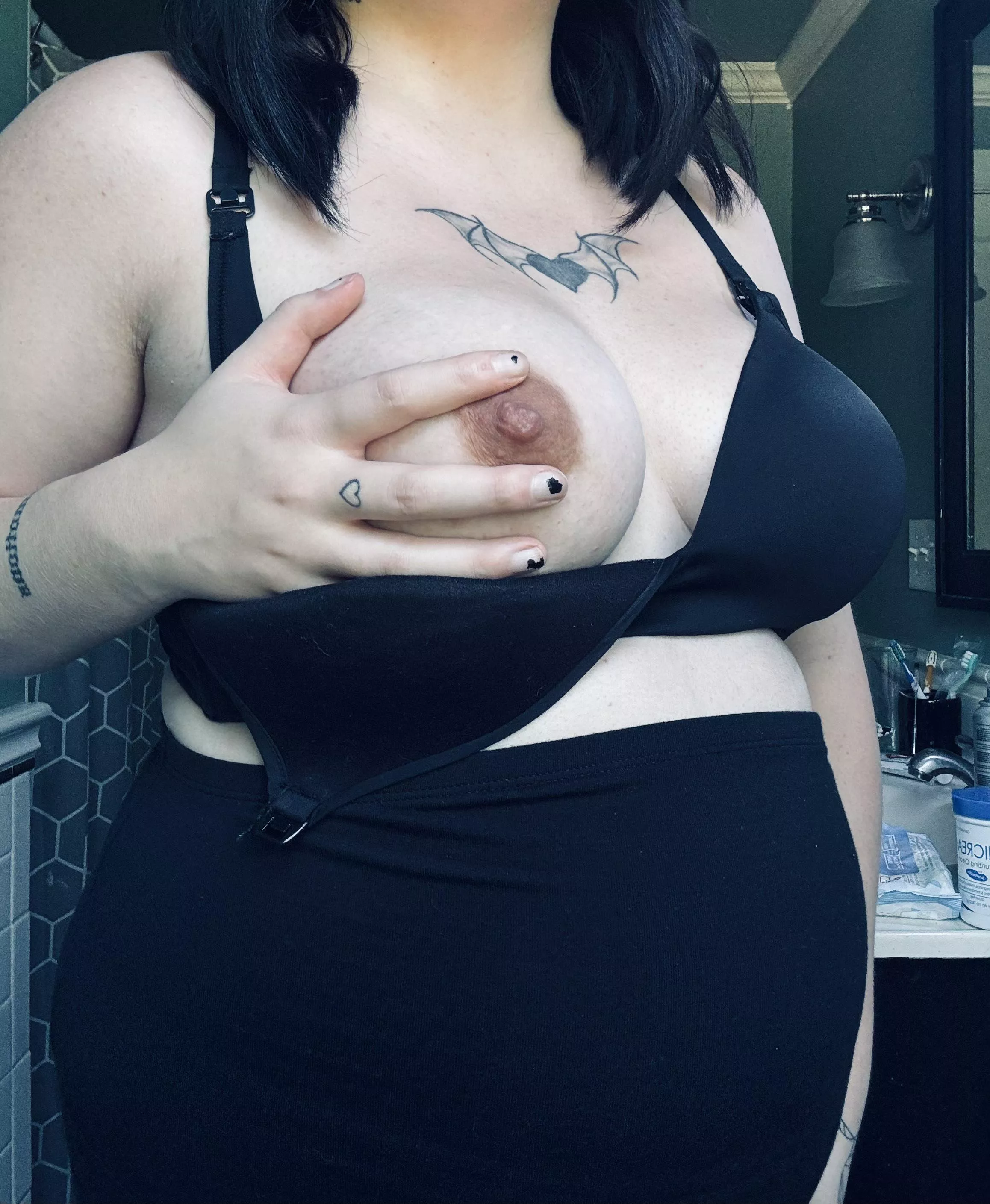 Got a new nursing bra . Do you like it ?🖤