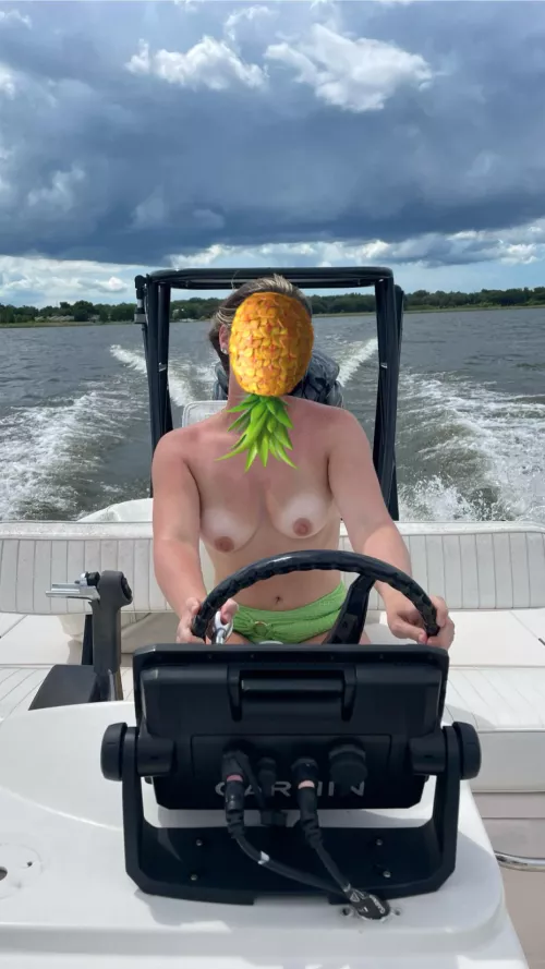 Hottest Captain on the water 😍🥵🚤