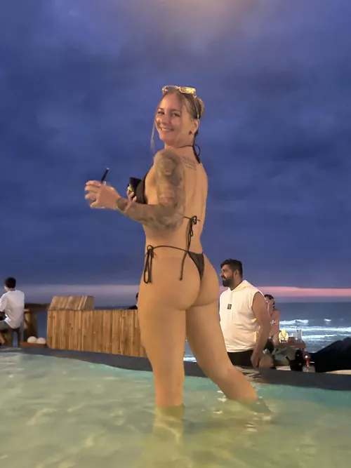 I feel sexy in bikinis (f)