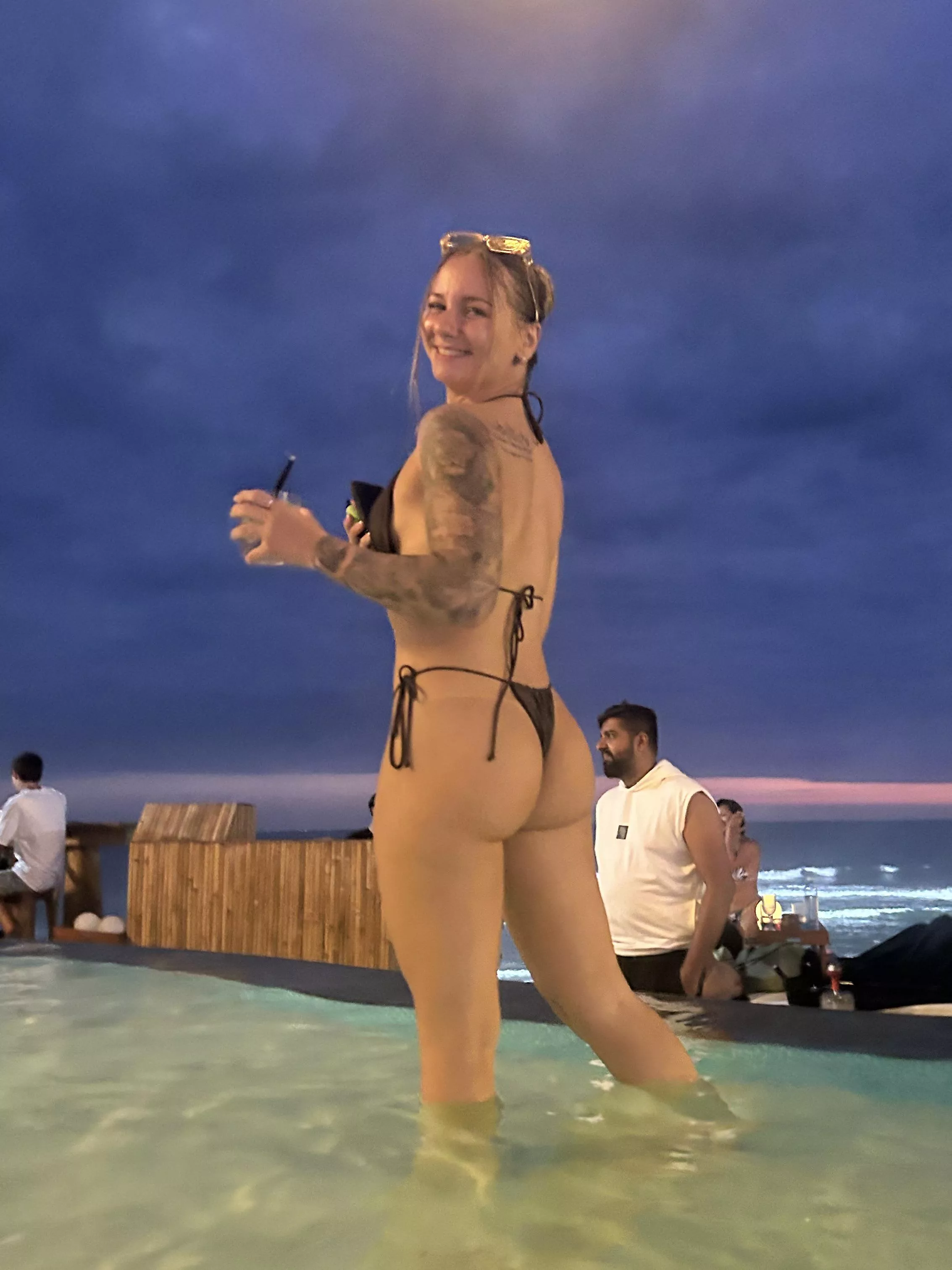 I feel sexy in bikinis (f)