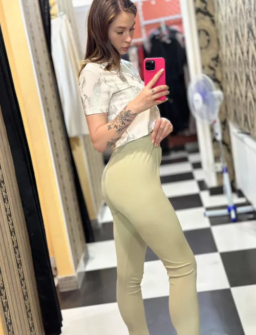 I love taking selfies in the locker room