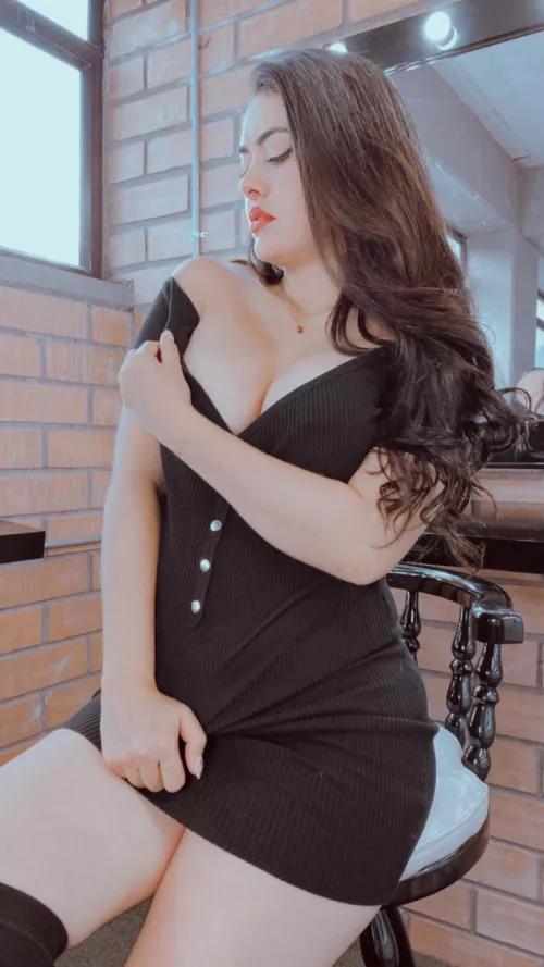 I think black suits me well, do you agree?