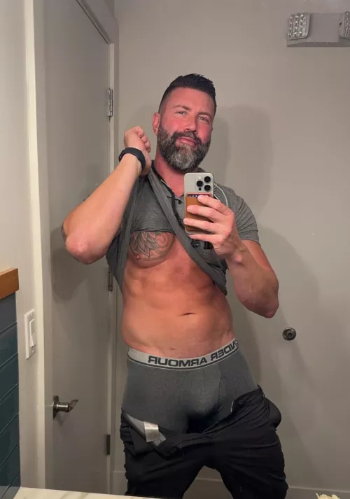 Quick work selfie to start your Monday 🤓