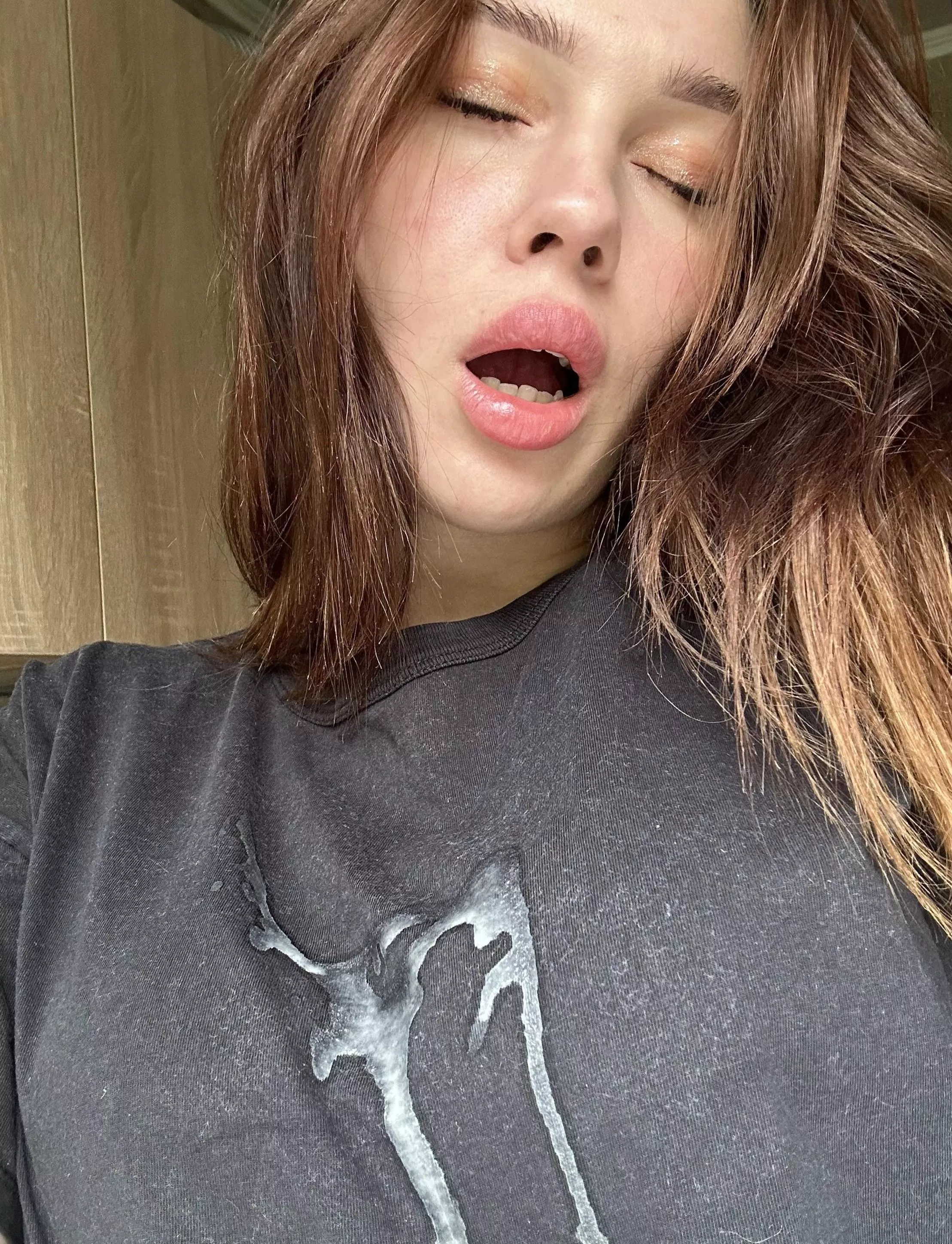 A guy from Tinder stained a fresh T-shirt right in the cafe toilet