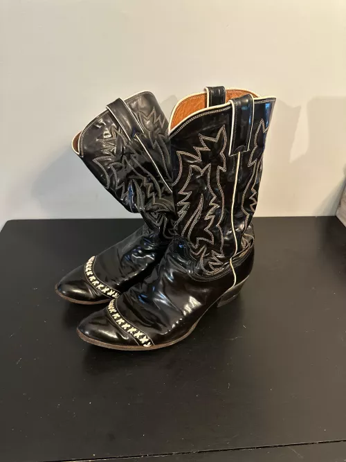 Are these Men’s or women’s boots size is 8.5B