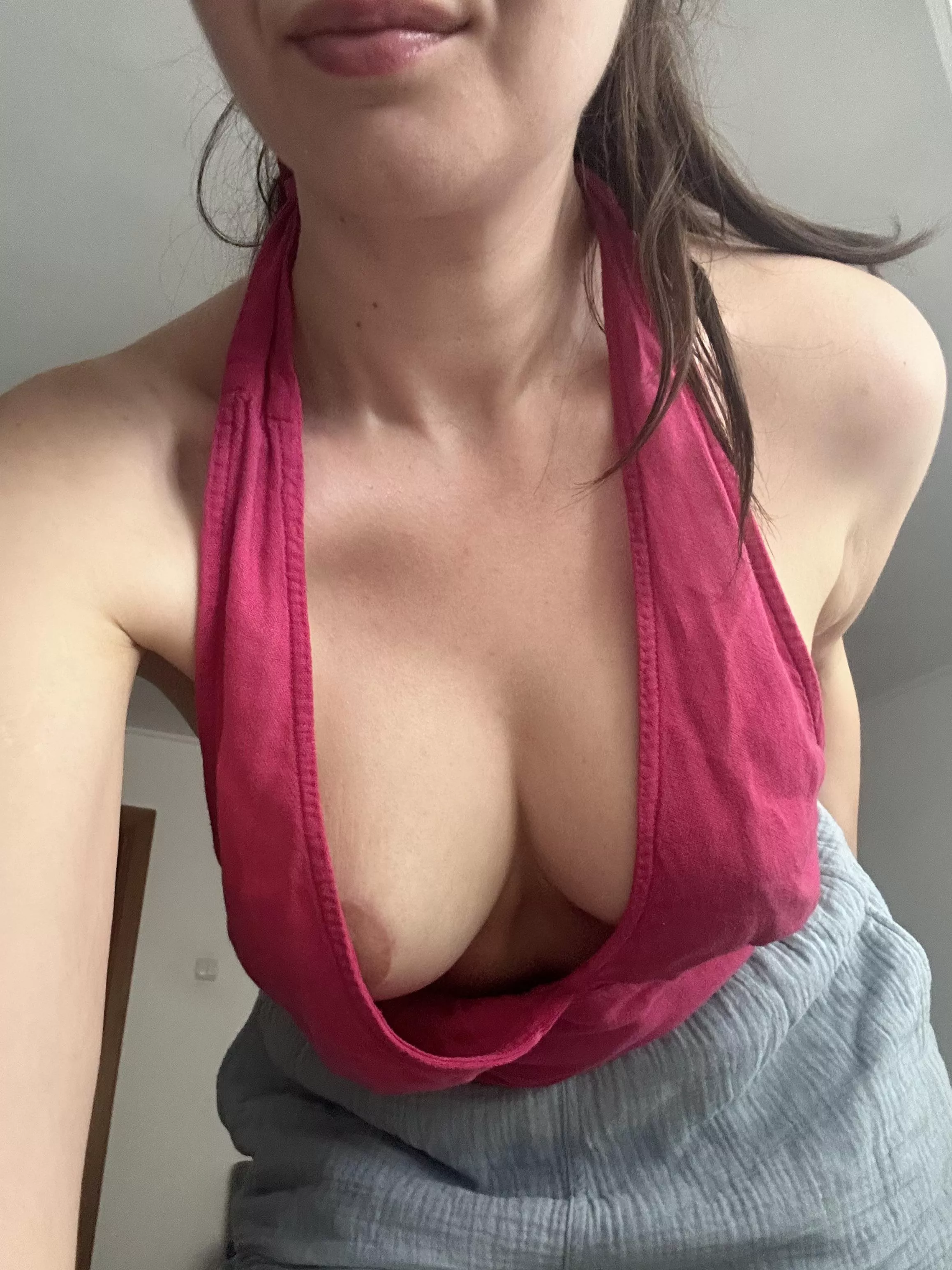 First time wearing a halterneck. Should I keep wearing it?