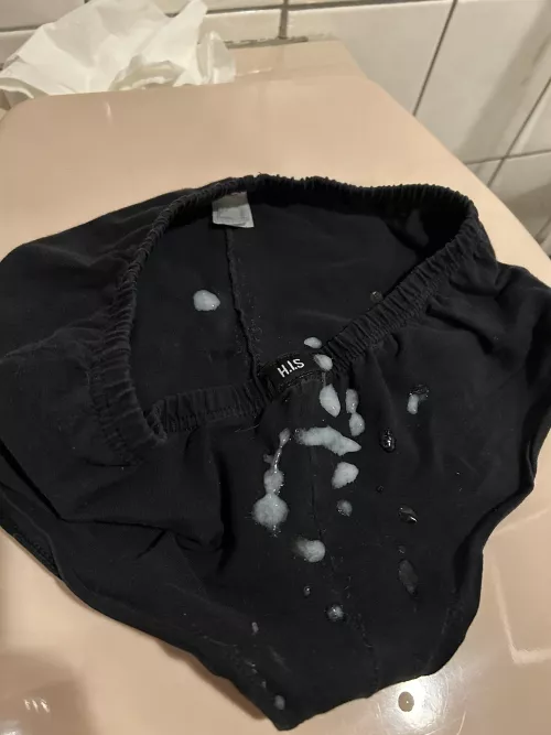 Love cumming in her dirty panties.